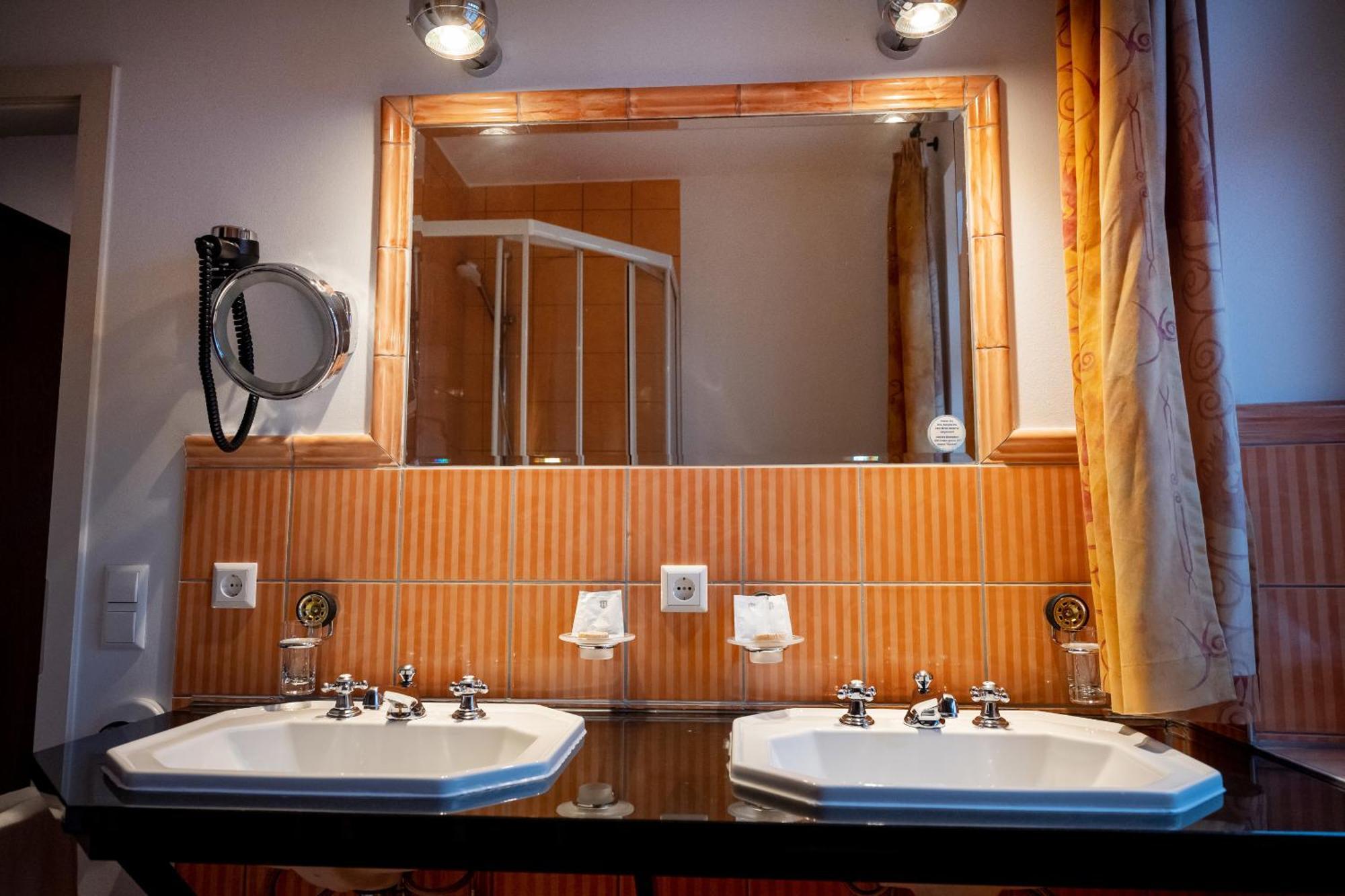Motorworld Inn Warthausen Екстер'єр фото